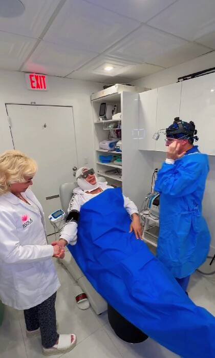 Eduardo Antonio en su recuperación del tratamiento estético