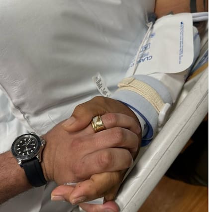 Eduardo Antonio sigue en terapia intensiva y está acompañdo de su esposo