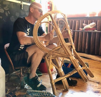 Eduardo arreglando las sillas del Tiki Bar.