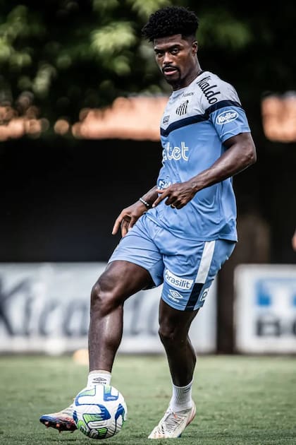 Eduardo Bauermann fue suspendido del Santos de Brasil por estar acusado de recibir dinero para amañar partidos en 2022