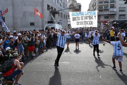 Eduardo Belliboni juega un partido con los piqueteros frente al ministerio de Desarrollo