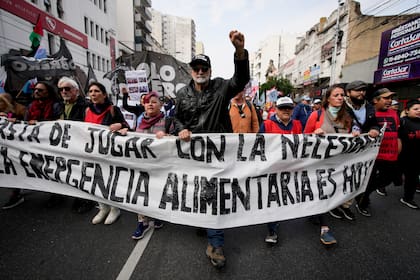Eduardo Belliboni, líder de la organización social Polo Obrero, asiste a una protesta antigubernamental contra la escasez de alimentos en comedores comunitarios (AP Foto/Natacha Pisarenko)