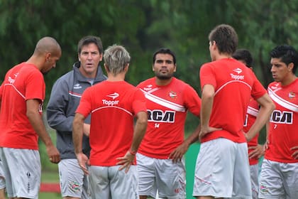 EDUARDO BERIZZO EN SU PRIMERA PRACTICA CON EL PLANTEL DE ESTUDIANTES DE LA PLATA