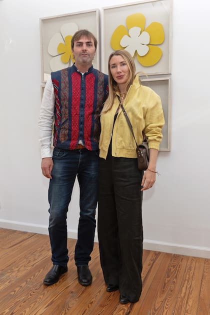 Eduardo Blaquier con su mujer, Agustina Frías, que este año tuvieron un bebé, Monte. El hijo de Delfina Frers, famoso por sus muebles de madera quemada, presentó esculturas abstractas
