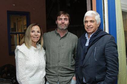 Eduardo Blaquier rodeado por Mercedes Bermejo y Horacio Figueras, los padres del polista Nacho Figueras.