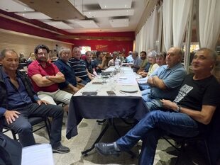 Eduardo Buzzi, tercero desde la izquierda, en la reunión anoche con productores en Corral de Bustos, Córdoba