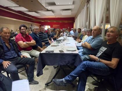 Eduardo Buzzi, tercero desde la izquierda, en la reunión anoche con productores en Corral de Bustos, Córdoba