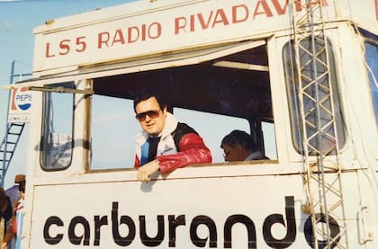 Eduardo "Cacho" González Rouco en la cabina de transmisión de Carburando