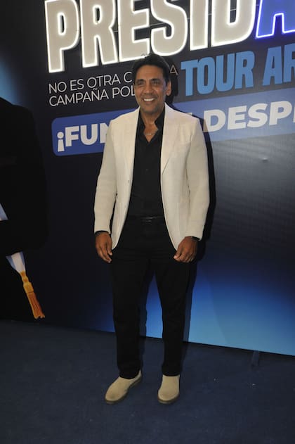 Eduardo "Coco" Fernández, gerente de producción de eltrece, impecable con un look en blanco y negro