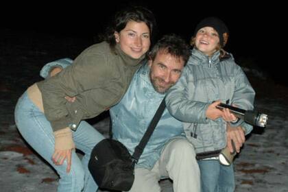 Eduardo con Mariana y Keilan (hijo menor) en 2007, cuando nevó en la cima del Haleakala, un volcán dormido en Maui, a 3.300 metros de altura.