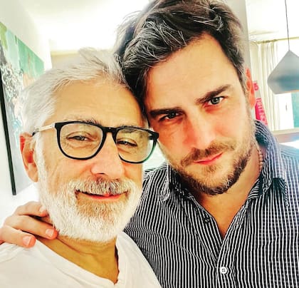 Eduardo
con su hijo mayor Tomás, fruto de
su primer matrimonio con Andrea
Frigerio y papá de sus tres nietos