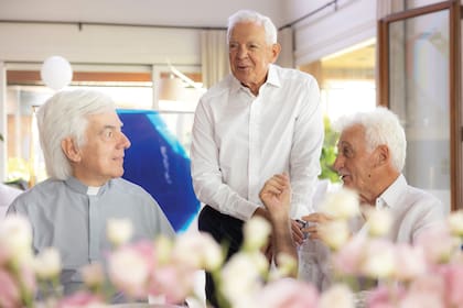 Eduardo conversa
con el padre
Checo y su gran
amigo, el doctor
Pedro Ferraina