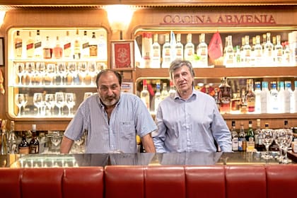 Eduardo Costanian y Pablo Kendikian en la barra del restaurante