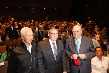 Eduardo Costantini con Carlos Enciso, embajador de Uruguay en la Argentina, y Julio María Sanguinetti