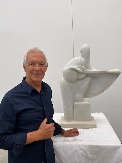 Eduardo Costantini con la obra "Tocadora de Banjo", del artista brasileño Victor Brecheret, también perteneciente a la colección Boghici, pero adquirida antes del secuestro de la viuda por parte de su hija