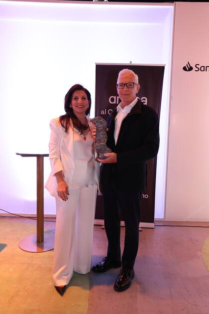 Eduardo Costantini con Larisa Andreani, presidenta de arteba, al recibir el premio diseñado por Cristián Mohaded