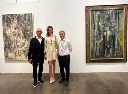Eduardo Costantini con su esposa, Elina, Manuel Borja-Villel, cocurador de la Bienal de San Pablo, y las dos obras de Wifredo Lam que viajaron desde Buenos Aires