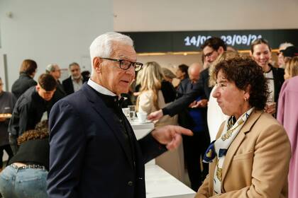 Eduardo Costantini conversa con la galerista Orly Benzacar. En su charla en el Auditorio, destacó cómo "yo llevaba diez años coleccionando. Y Ricardo -que es diplomático en sus modales pero, si algo no le gusta, te lo dice de una- me dio a entender que lo que yo había coleccionado durante diez años… no te digo que la descartara, pero que no servía. Así empecé a escuchar. Ricardo, que sabe de todo, de muebles, de alfombras, de moda, me empezó a enseñar de arte. Así, de su mano, empecé a comprar arte rioplatense. Fuimos comprado Xul Solar, él sabe todos los nombres y sus mejores años. Conoce los grandes artistas y va por las mejores piezas”