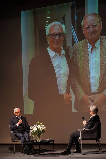Eduardo Costantini en conversación con Ana María Battistozzi. “Reconocer a Ricardo es una manera de reconocer nuestra historia. La colección fundacional del Malba no existiría sin Ricardo”, destacó Costantini. “Por su consejo, yo he comprado obras que ni siquiera me gustaban, que en ése momento me parecían horribles, pero fui un buen alumno, es decir fui obediente y el tiempo le dio la razón”