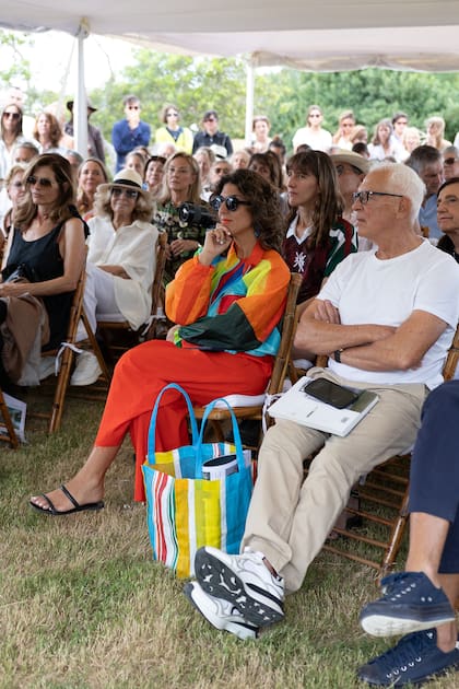 Eduardo Costantini escucha atento la charla del curador de la bienal de Sao Paulo, gran potagonista del encuentro de Fundación Ama Amoedo en el marco de Este Arte