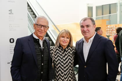 Eduardo Costantini junto a Elena Blomberg de Esteves y su hijo Ignacio Esteves. Costantini comentó como con Ricardo lo unen dos actividades, una es el arte y la otra “el tenis, horrible pero efectivo que tiene, tira esos globos altos que me hacen terminar pegándole y dejarla en la red”, se rió