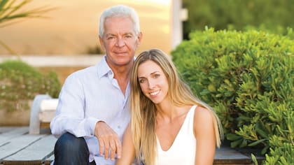 Eduardo Costantini posa junto a Lucía, su novia, a quien conoció hace seis meses en una muestra del Malba; Lucía Radeljak es licenciada en Relaciones Internacionales por la Universidad de San Andrés y tan deportista como él