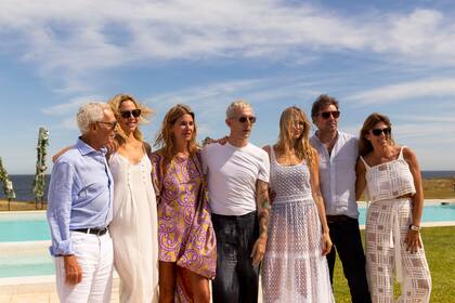 Eduardo Costantini y su novia, Elina Fernández, Dolores Barreiro, Fabián Paz, Guillermina Valdes, Marcelo Cantón, director creativo de Miska y Mariana González, center manager de Alcorta Shopping