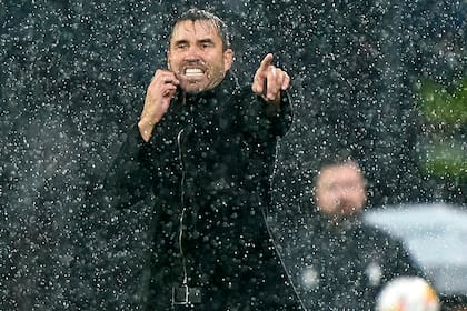 Eduardo Coudet, bajo la lluvia; el Chacho padeció a Real Sociedad, el mejor equipo del comienzo del torneo español, que venció a Celta de Vigo por 2-1 en el estadio de Balaídos.