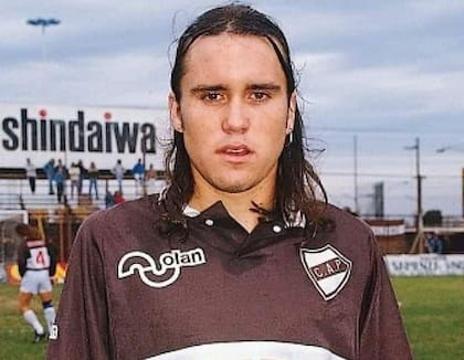 Eduardo Coudet, con arito y pelo largo en Platense; se cortó el pelo por una convocatoria, pero nunca llegó a jugar en la selección de Passarella