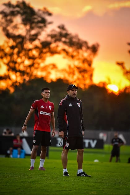 Eduardo Coudet con Fausto Vera, uno de sus titulares, en un entrenamiento de River