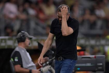Eduardo Coudet criticó duramente a la dirigencia de Atlético Mineiro por su gestión del plantel