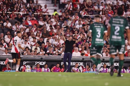Eduardo Coudet en acción en el Monumental
