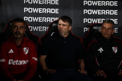 Eduardo Coudet en el banco de River durante su debut ante Huracán