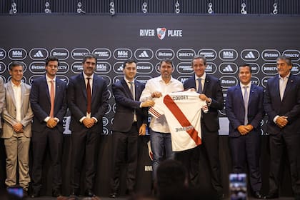 Eduardo Coudet junto a todos los demás dirigentes de River que estuvieron presentes