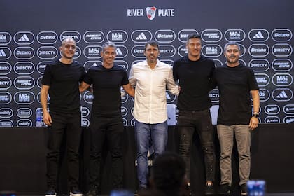 Eduardo Coudet junto con su cuerpo técnico (Damían Musto a la derecha de Chacho) en su presentación como nuevo entrenador de River