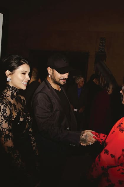 Eduardo Cruz saluda a
Nadia Conners, la directora del film "The Uninvited".