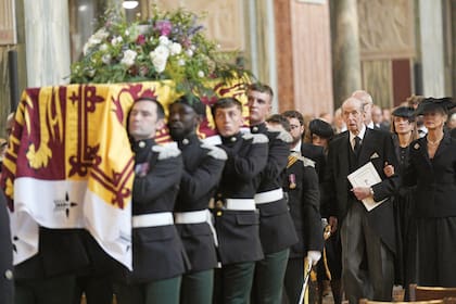 Eduardo de Kent acompaña el cajón con los restos de su mujer,
que fueron inhumados en el Mausoleo Real de Frogmore,
ubicado en el parque real Home Park de Windsor