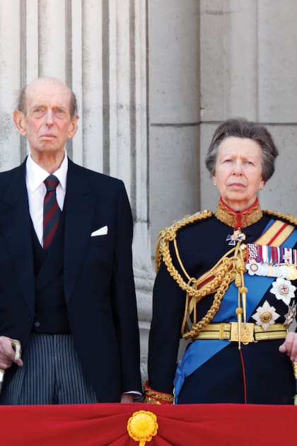 Eduardo de Kent (primo de la reina Isabel II) y la princesa real Ana, que tiene grado de coronel, en el balcón del palacio. Desde la muerte de su madre, la reina Isabel II, el 8 de septiembre de 2022, Ana se convirtió en el gran apoyo de su hermano, Carlos III.
