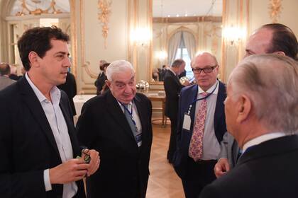 Eduardo de Pedro, junto a empresarios