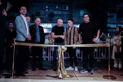 Eduardo Dimarco, centro, rodeador por el intendente Pablo Petrecca, el empresario teatral Carlos Rottembergf y el secretario de Cultura Leo Cifelli