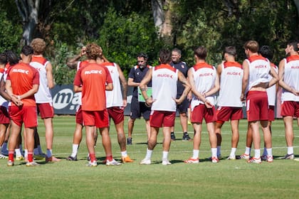 Eduardo Domínguez al mando de una práctica de Estudiantes en La Plata