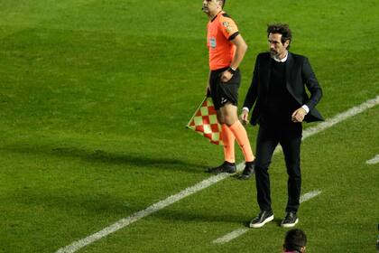 Eduardo Domínguez, con su continuidad en duda en Colón para 2022