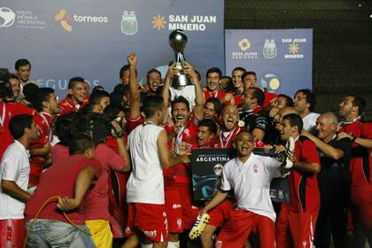 Eduardo Domínguez levanta el trofeo