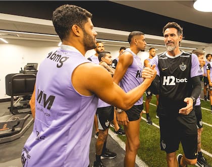 Eduardo Domínguez saluda a Hulk en su primer día de práctica al frente del Galo.