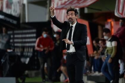 Eduardo Domínguez todavía sigue diseñando la base del equipo de Independiente