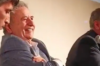 Eduardo Duhalde reapareció para un homenaje, pero pasó un mal momento