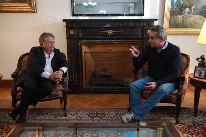 Eduardo Duhalde con el ministro Agustín Rossi, que hoy lo criticó duramente, en una reunión de hace un mes