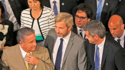 Duhalde, junto a los funcionarios del Gobierno