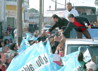 Eduardo Duhalde, en una caravana electoral en el conurbano
