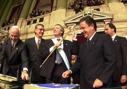 Eduardo Duhalde le entrega el bastón presidencial a Néstor Kirchner, el 25 de mayo de 2003